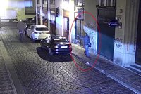 Lupič dostal zálusk na zaparkované auto: Vyplašil ho kolemjdoucí, tak kradené věci vrátil a zdrhl