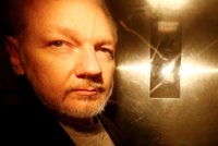 Američané žádají vydání Assange. Zakladateli WikiLeaks hrozí za oceánem doživotí