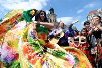 Romští muzikanti a tanečníci rozparádili Prahu: Městem prošel průvod v barevných krojích