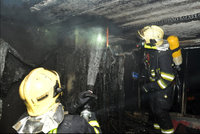 Půlnoční požár na Proseku: Hasiči museli evakuovat 26 osob, celý byt lehl popelem