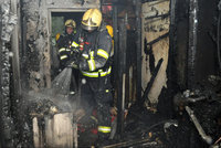 Požár na Chrudimsku: Člověk skončil s popáleninami kvůli nedopalku