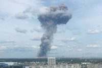 Výbuchy v továrně na zbraně zranily 43 lidí. Další exploze nehrozí, uklidňují úřady