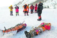 „Uklízeči“ našli na Everestu čtyři mrtvoly a tuny odpadků. Jsou to ztracení horolezci?