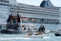 Obří výletní loď smetla v Benátkách malé plavidlo: Čtyři zraněné turistky
