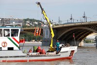 Oběti lodního neštěstí zůstávají ve vraku. Záchranáře brzdí rozbouřený Dunaj
