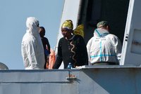Námořnictvo zachránilo na otevřeném moři stovku migrantů. Ministr je žene pryč z Itálie