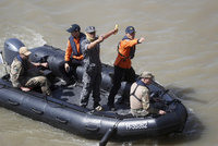 Potápěči se chystají na dno Dunaje k vraku lodi zkázy. Pozůstalí čekají na těla obětí