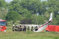 Pád letadla v Praze: Zřítilo se v Letňanech, pilot (35) skončil v péči lékařů