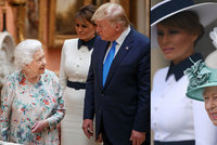 Trump dorazil za královnou vrtulníkem. Melania s Camillou sáhly po bílých kostýmech