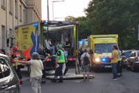 Evakuace domu v Bubnech, záchranka vyhlásila traumaplán! Tři zranění hasiči
