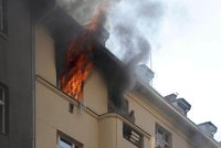 Evakuace domu v Bubnech! Při mohutném požáru se zranily čtyři děti i tři hasiči