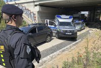 Nepovedená krádež: Svědek se na trojici zlodějů pověsil v Čimicích a dovedl k nim policisty