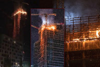 Obří požár zachvátil „nejmodernější mrakodrap“ Evropy: Zhroucení budovy nehrozí, uklidňovaly úřady