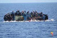 Migrantům hrozí ztroskotání a utopení. Konflikt v Libyi sílí a chybí lodě, upozornila OSN