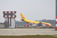 Zaměstnanec letiště v Košicích naboural autem letadlo: Nadýchal tři promile!