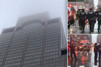 V New Yorku narazil do mrakodrapu vrtulník. Jeden mrtvý, lidé v panice vybíhali na ulici