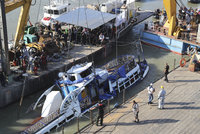 Vrak výletní lodi začali vyzvedávat z Dunaje: Pátrání po tělech a potápěči v akci