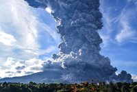 Panika turistů, mohutný dým a popel kilometry daleko. V Indonésii explodoval vulkán