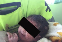 Zakrvácená žena ležela na zemi s miminkem na břiše, do nemocnice nechtěla: Dramatický »domácí porod« pohledem záchranářů