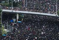 Správkyně Hongkongu se omluvila demonstrantům. Další obří protest to neutišilo