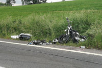 Smyk v zatáčce z kopce a náraz do svodidel: 27letý motorkář zemřel na Šumpersku
