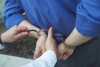 Šmejdky chytila policie: Protřelé zlodějky okrádaly bezbranné seniory, ve vazbě je jen jedna
