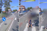 Šílené video z Rožnova: Matka s kočárkem vběhla do cesty hasičům