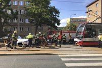 Vážná nehoda ve Vysočanech: Tramvaj před sebou po srážce hrnula auto, tři zranění