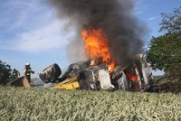 Strašlivá smrt v plamenech! Na Strakonicku uhořel šofér uvězněný v náklaďáku