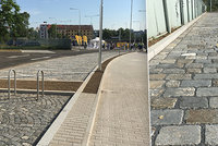 V Praze 7 je nové parkoviště z recyklované dlažby. Lidé se diví, kde jsou stromy
