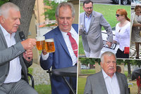 Klaus při své oslavě sepsul Kalouska, Zeman se dožadoval piva. Přišli i Nečasovi či Duka