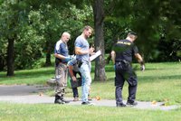 Loupežné přepadení v Košířích! Násilník na útěku, muže (26) bodl do břicha