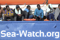 „Už toho bylo dost“. Loď s migranty i přes zákaz pluje k italským břehům