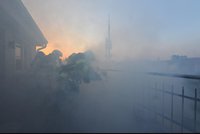 Brzká ranní evakuace: Na Žižkově hořela terasa obytného domu