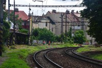 Velké komplikace na kolejích v Praze: Někdo ukradl kabely, provoz sedmdesátky spojů je omezen