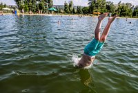 V Ostravě se topila holčička (6): Vytáhly ji pozorné děti, plavčíci nic netušili!