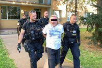 Drama na Střížkově: Ozbrojený muž z okna sousedům vyhrožoval, že začne střílet