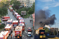 Velký požár v Libni: Hořel sklad pneumatik, hasiči vyhlásili druhý stupeň poplachu