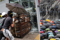 Demonstranti chtěli vtrhnout do parlamentu. Policie je rozháněla slzným plynem v Hongkongu