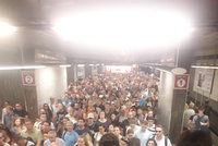 Situace v metru se po ucpání Pražského povstání uklidnila. Dopravní podnik se omlouvá