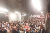Kolaps metra na lince C! Lidé během výluky zaplnili stanici Pražského povstání