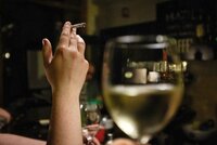 Bez popelníčku už i v Rakousku: Schválili tu zákaz kouření v restauracích