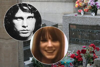 Mrtvého zpěváka (†27) našla jeho snoubenka ve vaně: Jim Morrisona a jeho Pamelu posmrtně „oddali“