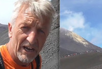 Etna se znovu probouzí: Na děsivou sopku vystoupal s turisty i televizní reportér