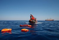 U Tuniska se potopila loď s migranty. Záchranáři vytáhli z vody jen tři živé