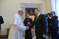 Trapas a neúcta: Putin nechal papeže Františka hodinu čekat, už potřetí