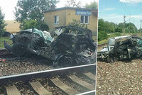 Vlak rozmetal na přejezdu osobák: Ve voze zahynuli dva lidé!