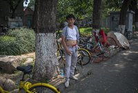 Konec „vyvalených pupků“. Město zakázalo „pekingské bikiny“, odhalení muži pobuřovali