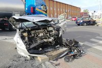 Vážná nehoda ve Vysočanech: Oba účastníci bouračky skončili v nemocnici