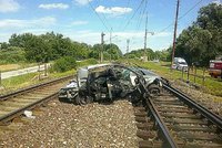 Umírali na přejezdu: Čtyři lidé zemřeli při srážce auta s vlakem na Hradecku, mezi nimi 2 děti